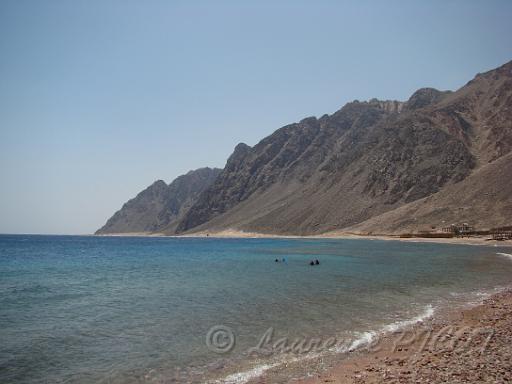 à la sortie sud de Dahab moray garden.JPG - paysage typique de la côte autour de Dahab, la montagne qui plonge dans la mer